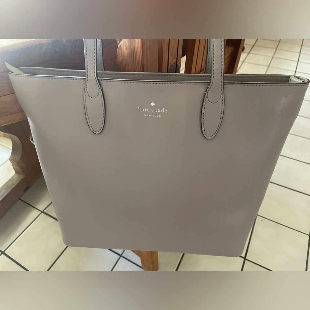 Marked way down for quick sale!! Used great condition Kate spade tote